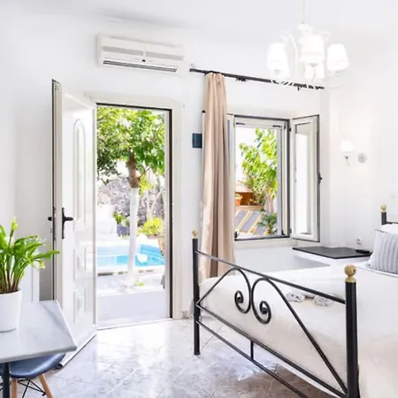 Danae 3* Fira (Santorini)