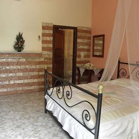 Danae 3* Fira (Santorini)